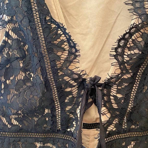 NWT Tobi Black Lace Nude Cap Sleeve Tie Front Dress - Picture 11 of 12